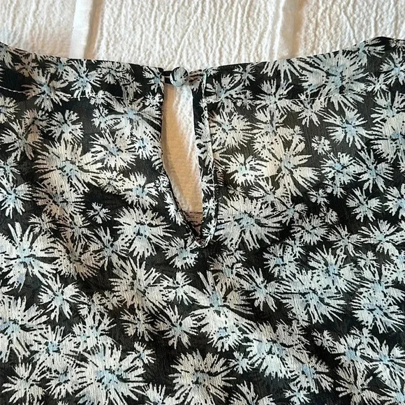 Zac & Rachel - asymmetrical floral sleeveless blouse. Size M - Picture 4 of 6